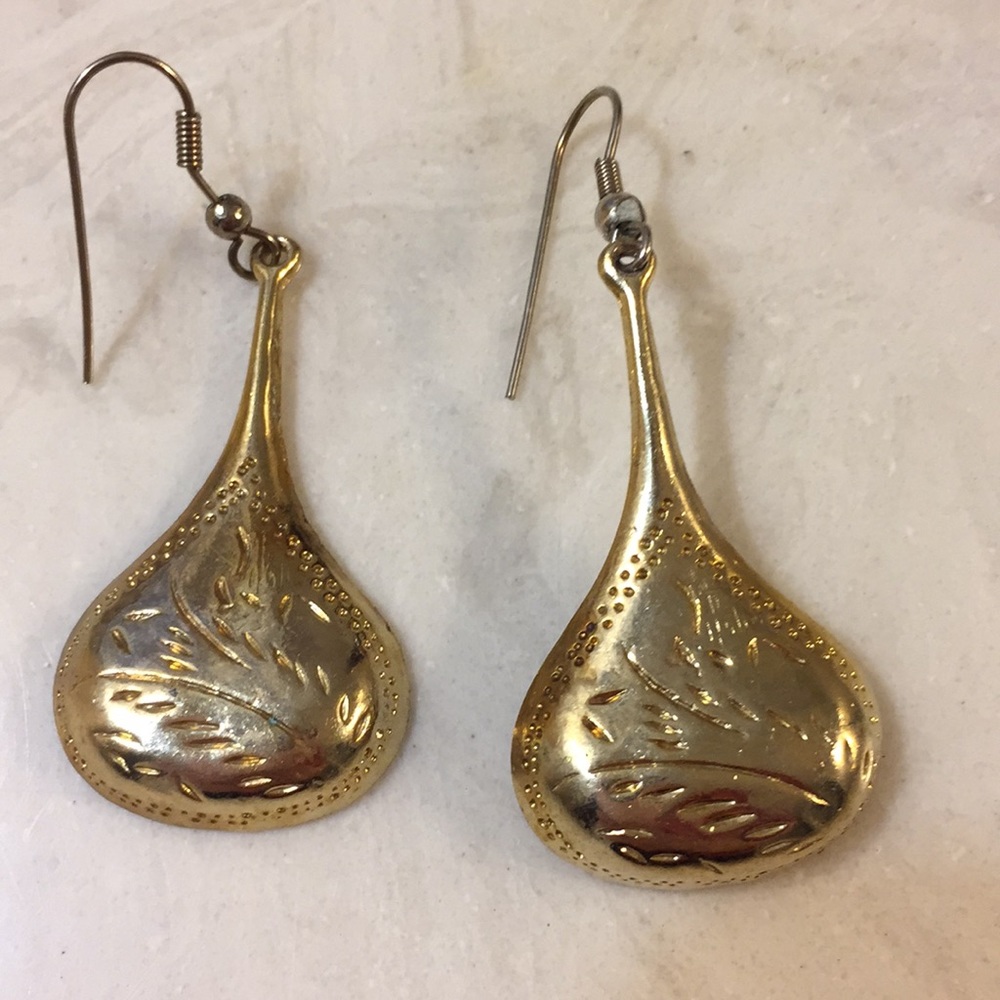 Gold tone hanging earrings